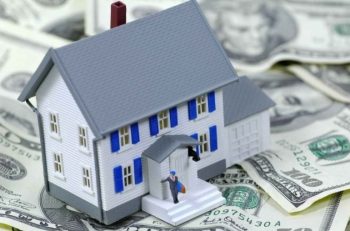 Fonfria Abogados. Gastos hipotecarios. Foto de la maqueta de una casa con un hombre saliendo de ella y descubriendo que el suelo está hecho de billetes de dinero.